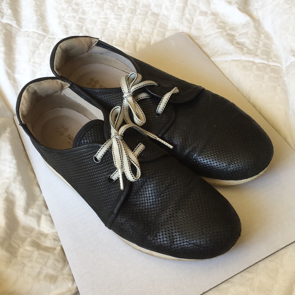 Black Naturalizer walking shoes.